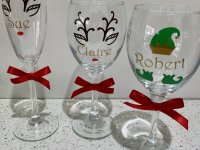 Christmas-glasses-personalised-with-bow