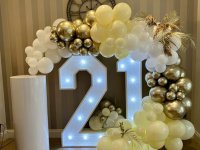 Light-up-21-with-balloon